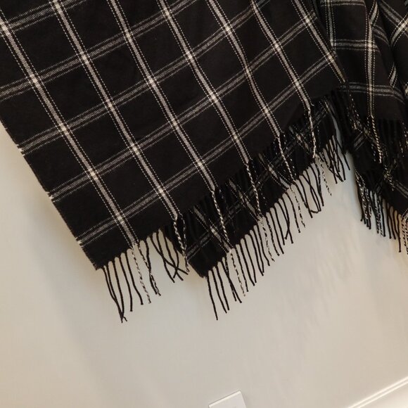 NWT JCREW plaid cape scarf wrap black white fringe faux fur holiday cozy elegant - Picture 6 of 8